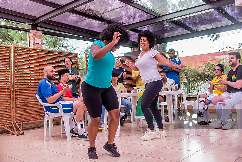 在烧烤聚会上跳桑巴舞的女士们图片素材