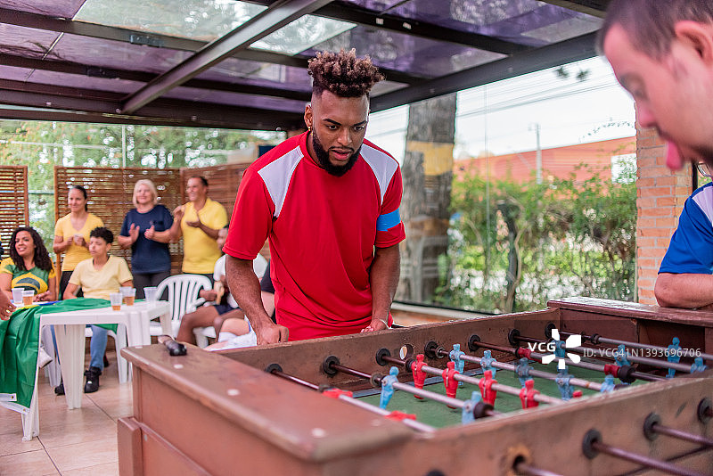 足球运动员玩桌上足球图片素材