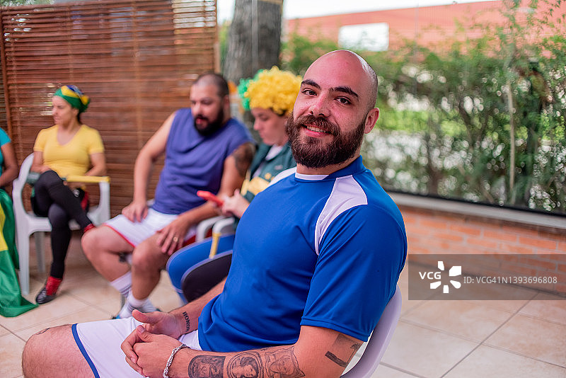 烧烤时的足球运动员肖像图片素材