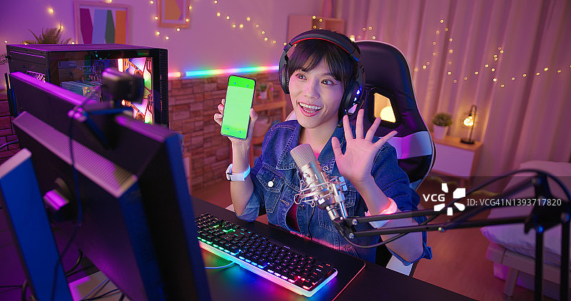 展示绿幕的亚洲女孩图片素材