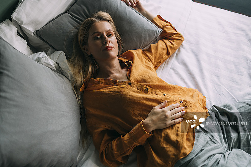 美丽的白人女子居家放松，休闲地看着镜头（俯视角度）图片素材