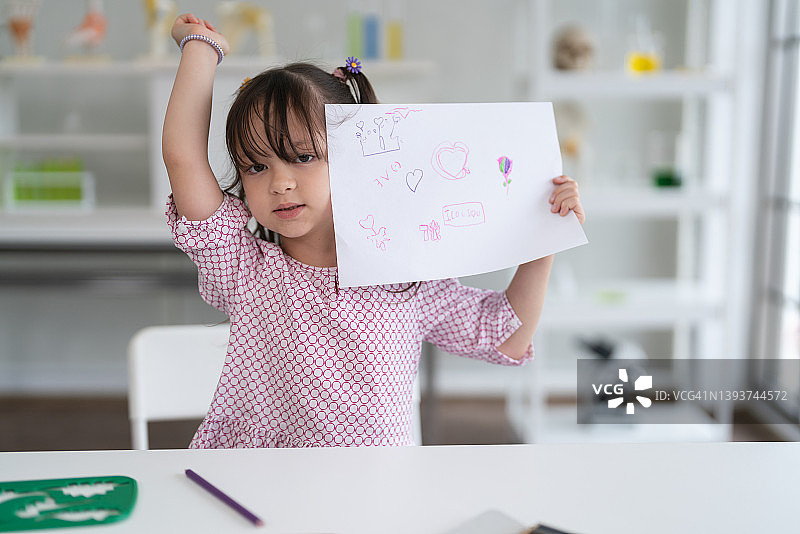 展示绘画作业的小女孩图片素材