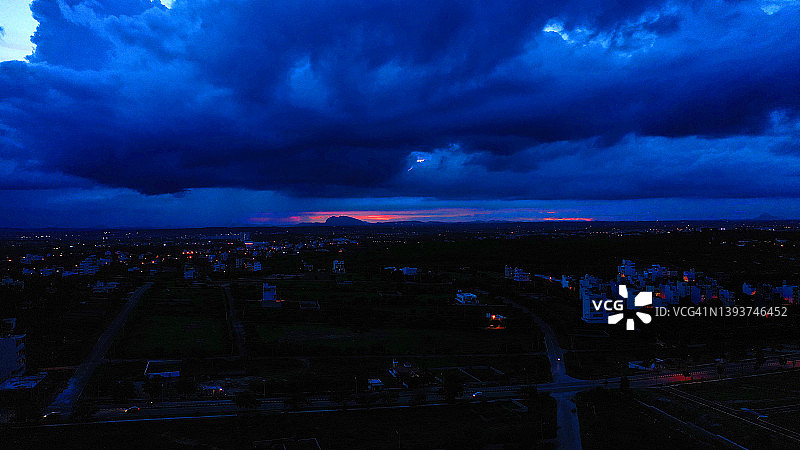 云雾笼罩城市景观图片素材