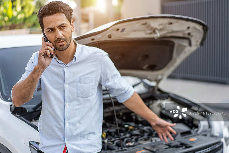 汽车抛锚后呼叫救援的男子图片素材