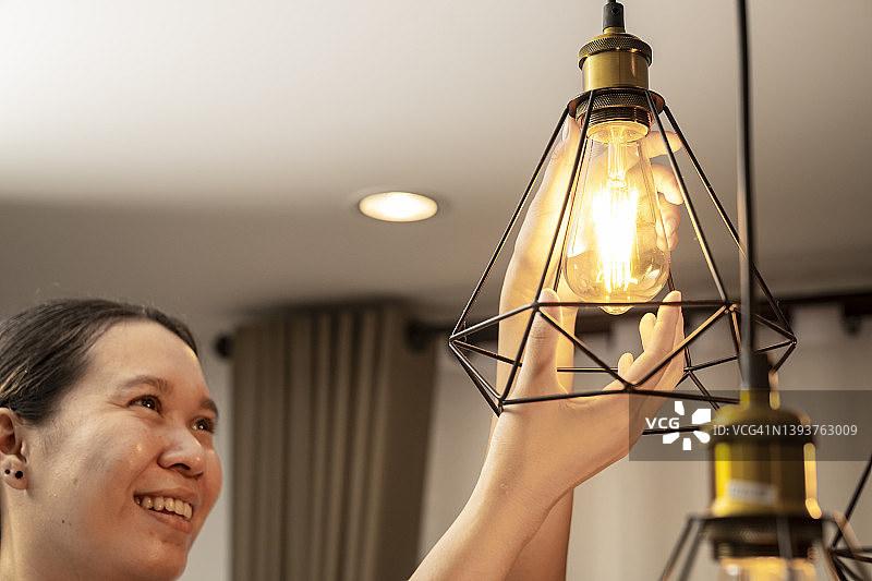 年轻女子在家装修房间图片素材