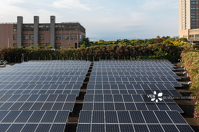 城市中的太阳能发电站图片素材