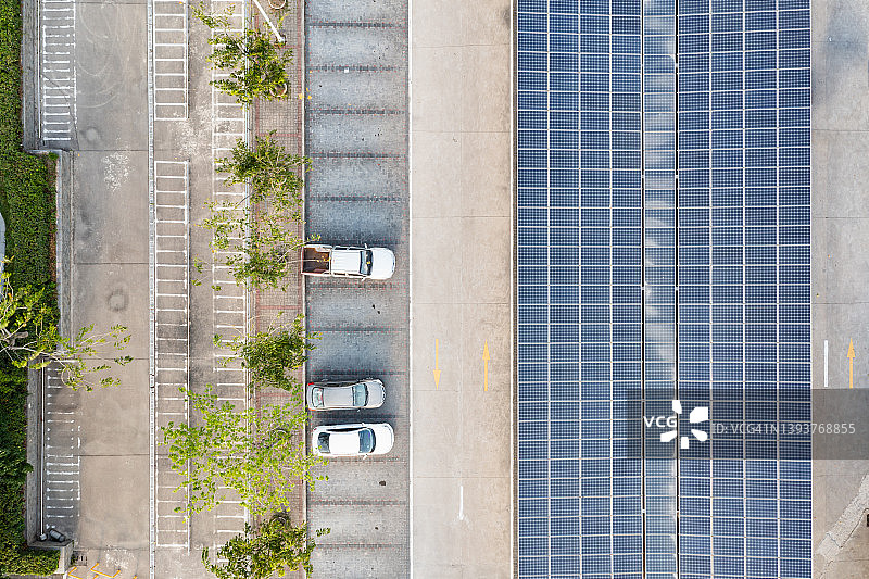 俯瞰停车场和太阳能电池板图片素材