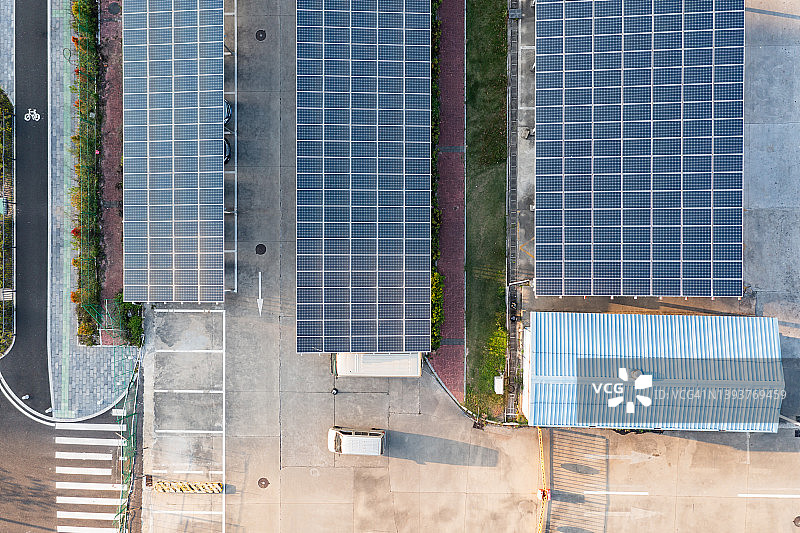 俯瞰停车场和太阳能电池板图片素材
