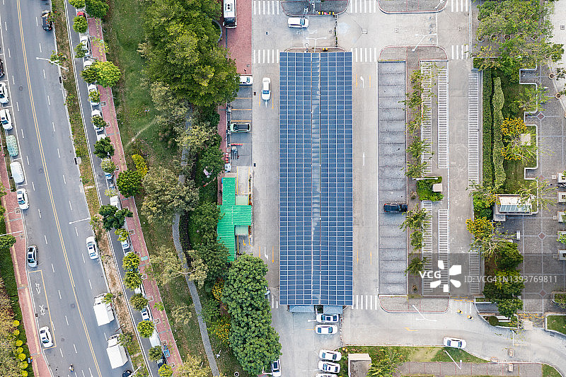 俯瞰停车场和太阳能电池板图片素材