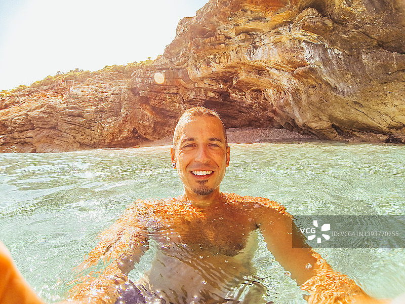 在海滩度假的年轻男人的自拍照图片素材