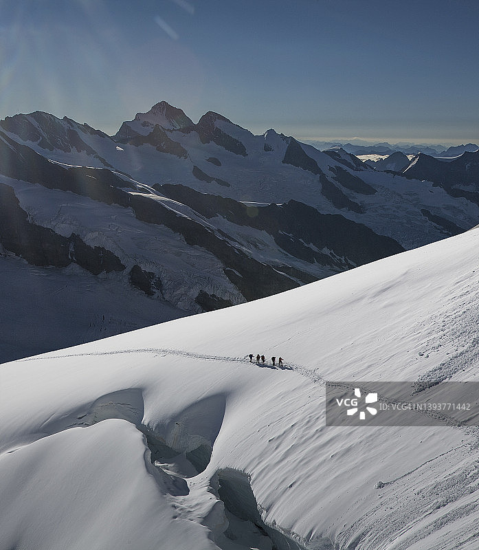 登山者越过冰隙图片素材