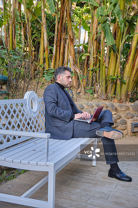 在长椅上工作的商人图片素材