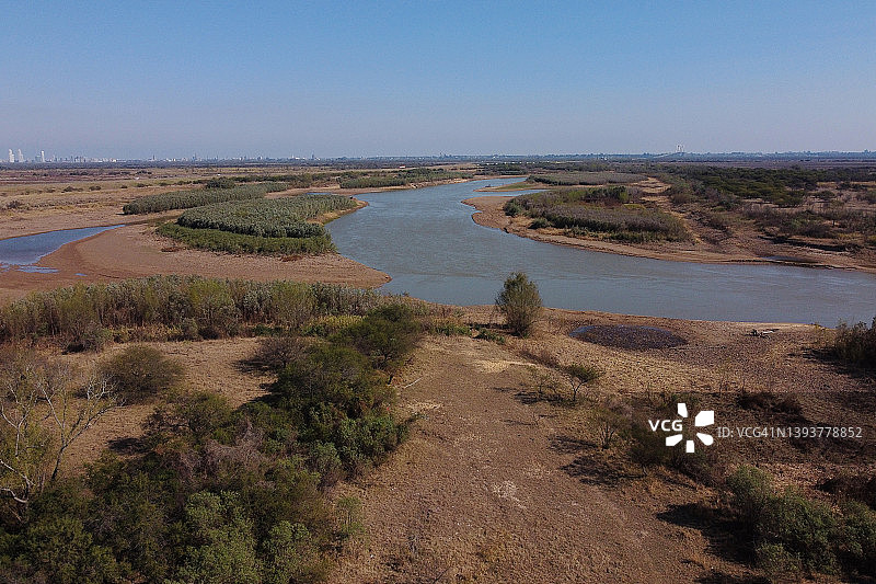 干旱时期的巴拉那河图片素材