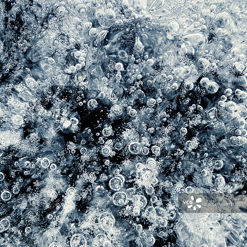 冰块中冻结的氧气气泡图片素材