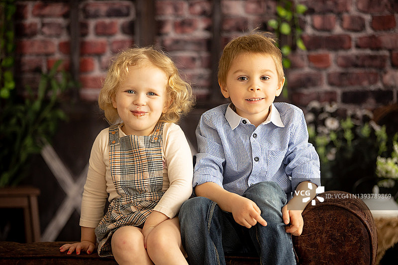 孩子们一起欢度复活节，手工树枝和柳条鞭子的传统图片素材