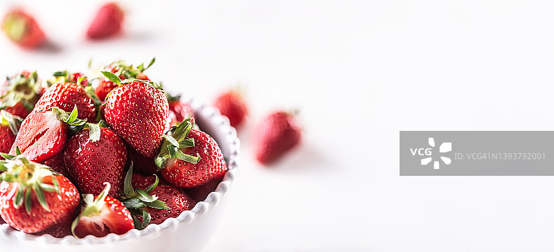 白色碗里的新鲜多汁草莓图片素材