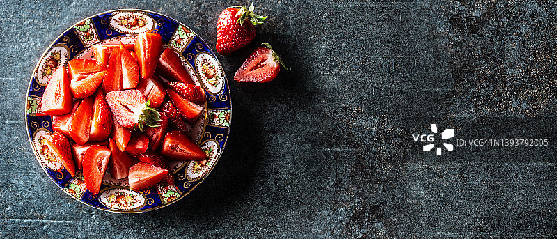 乡村碗中切片新鲜草莓顶视图横幅图片素材