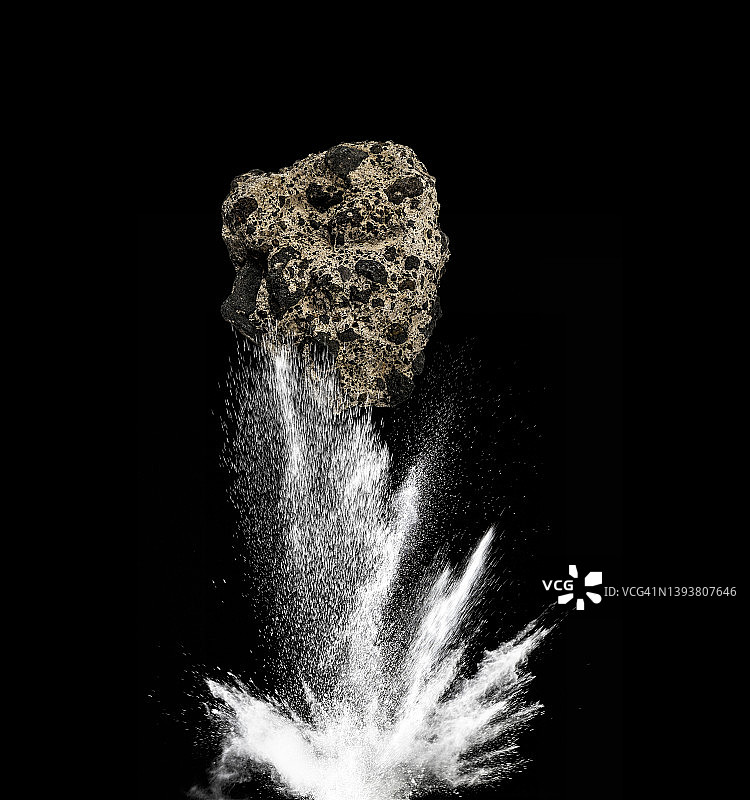 陨石撞击地面尘土飞扬图片素材