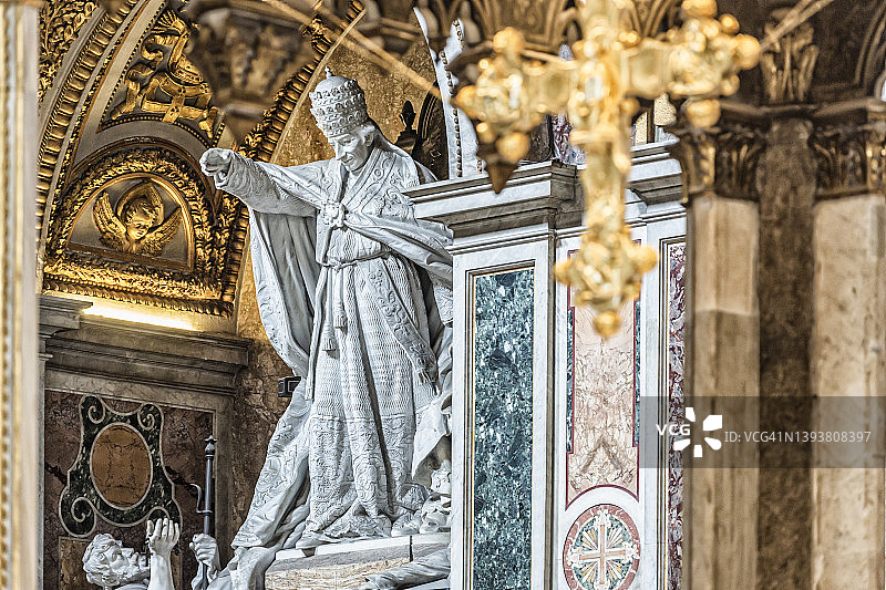 拉特朗圣若望宗座圣殿，又称拉特朗圣殿总主教座堂，教皇利奥十三世的雕像和陵墓图片素材