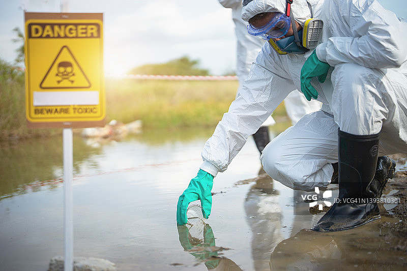 科学家检查有毒的水图片素材