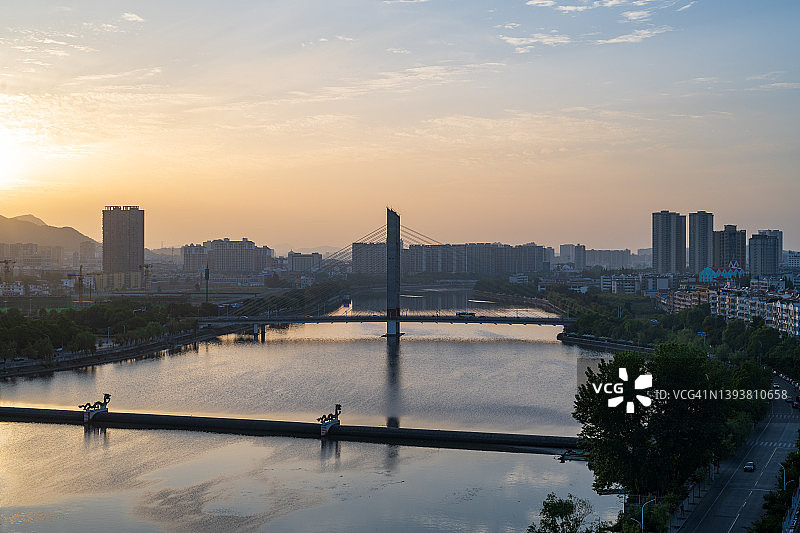 中国河南省信阳市日落时分的天际线图片素材