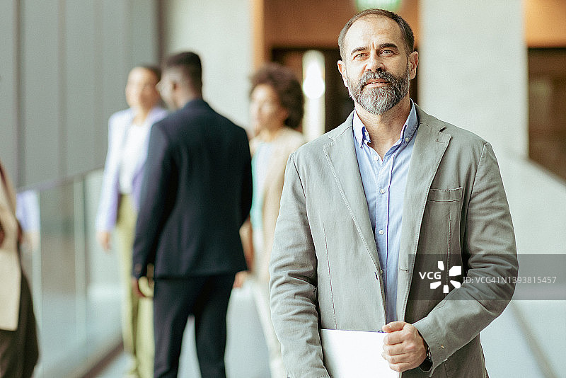 看镜头的成熟商人图片素材