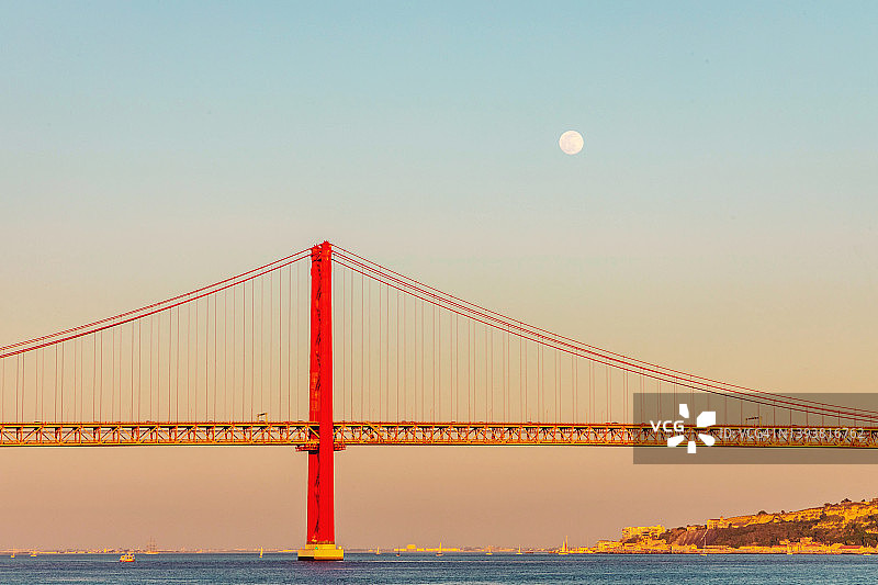 里斯本4月25日大桥日落时的超级月亮图片素材