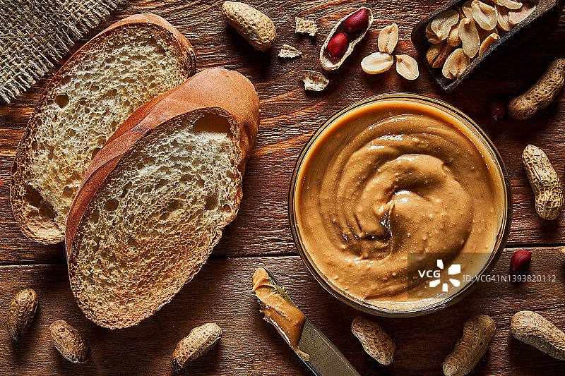 乡村背景面包片上的花生酱图片素材