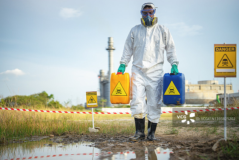 科学家检查有毒的水图片素材