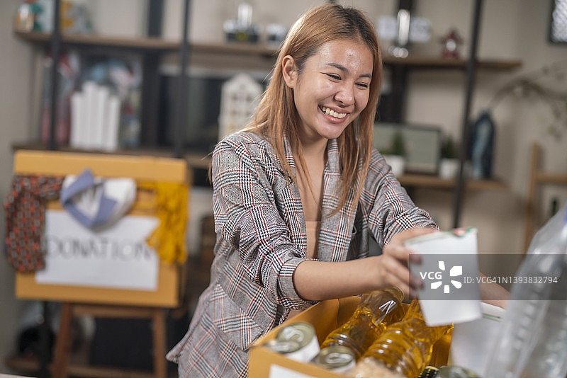 手拿捐款箱的女人图片素材