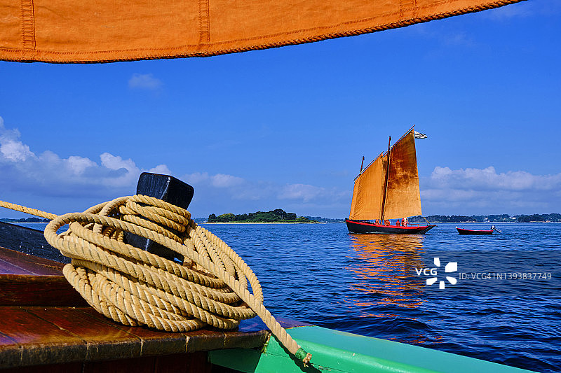 法国莫尔比昂，莫尔比昂湾的老式锡纳戈船图片素材