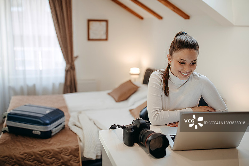 女商人于酒店使用笔记本电脑工作图片素材