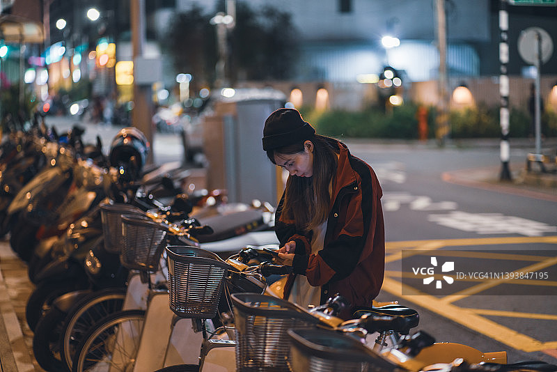 亚洲，傍晚，骑自行车回家的中国台湾女孩图片素材