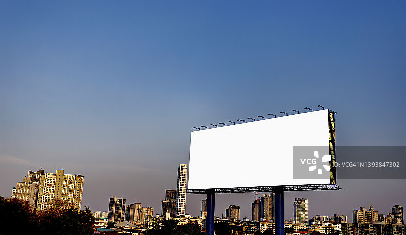 高速公路上的空白广告牌、营销广告banner媒体展示图片素材