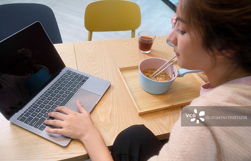 在家工作的亚洲年轻女人图片素材