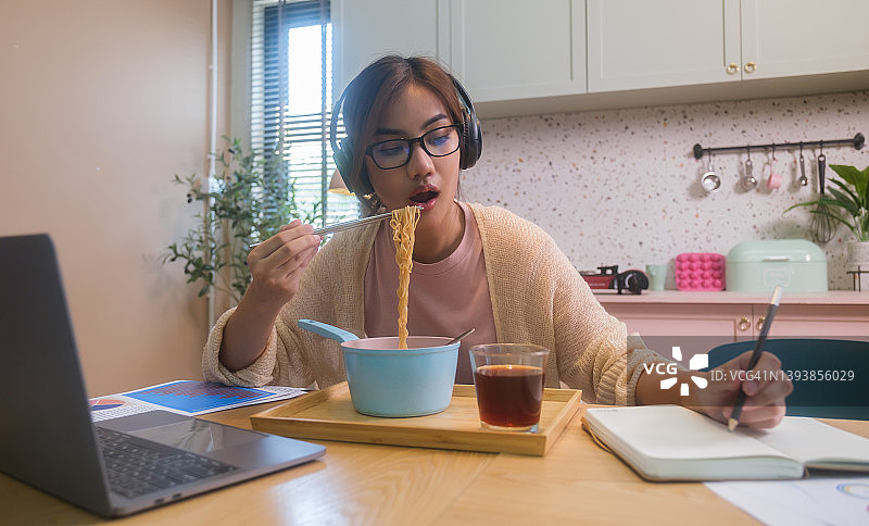 在家工作的亚洲年轻女人图片素材