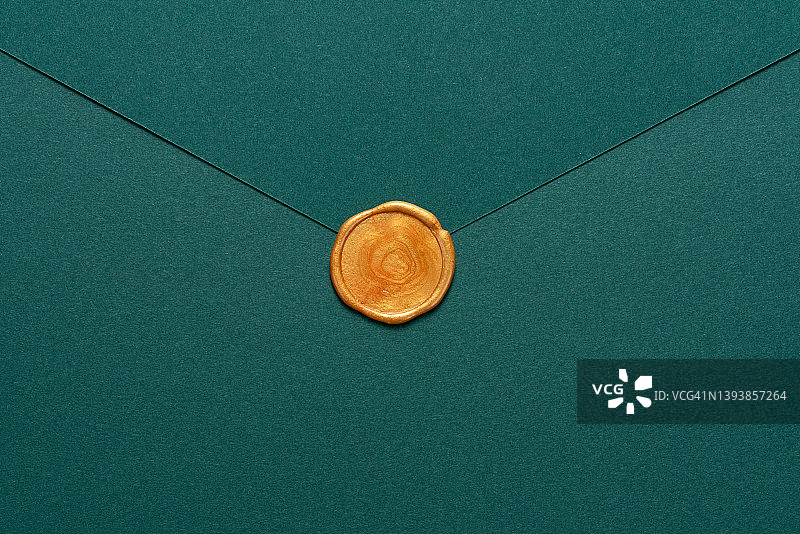 金色火漆印封口的绿色信封图片素材