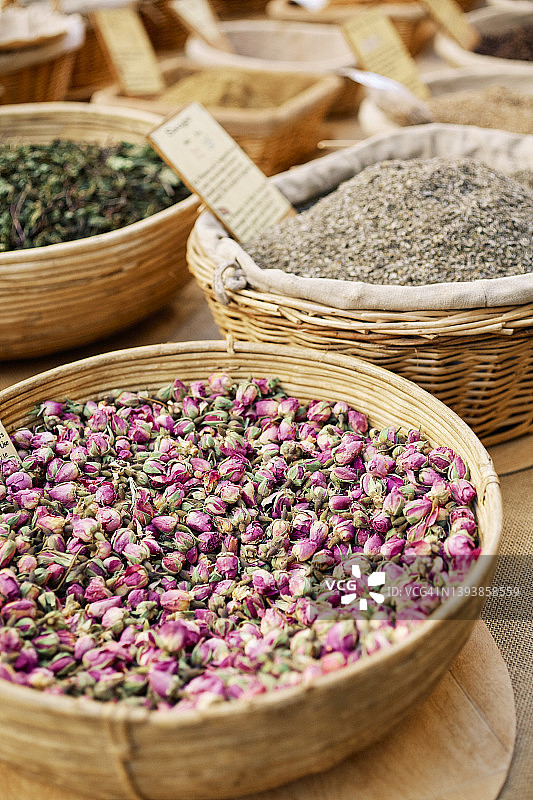 市场桌子上的各种香料、草药和干花图片素材