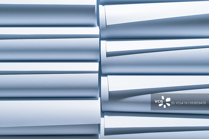 成排排列的白色纸卷图片素材