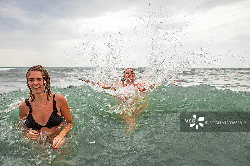 年轻朋友在暑假期间在海边玩耍图片素材