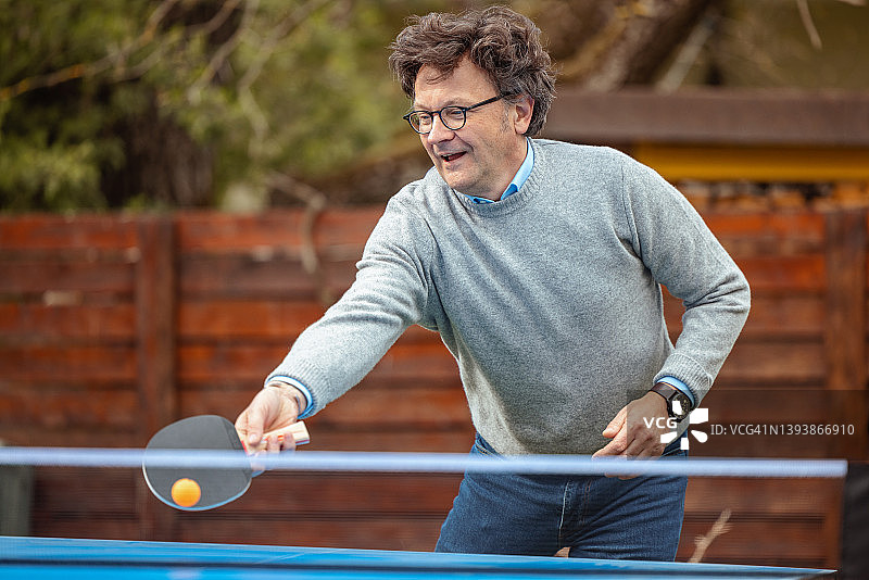 在户外打乒乓球的年长男人肖像图片素材