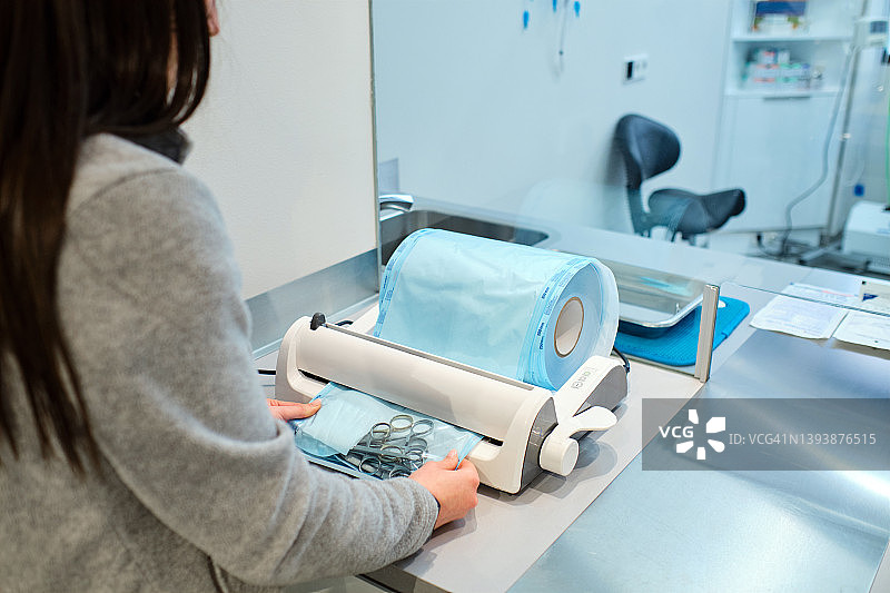 护士打包待消毒的手术工具图片素材