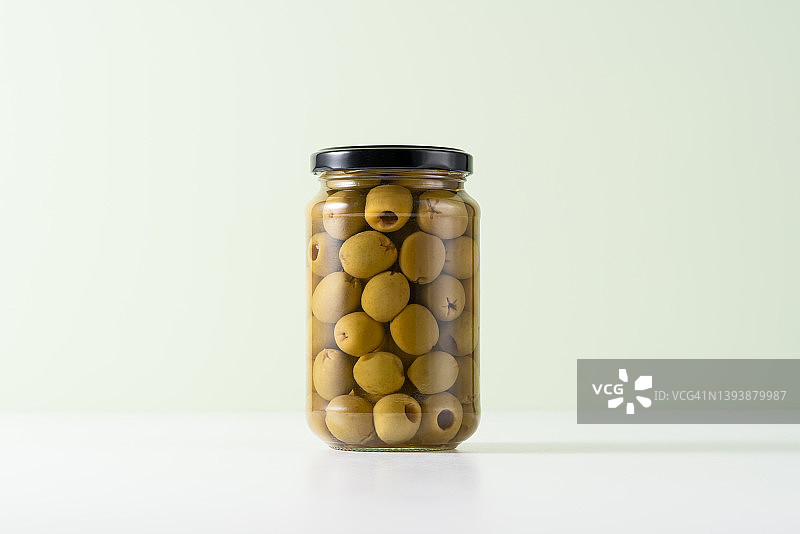 玻璃罐中的去核青橄榄图片素材