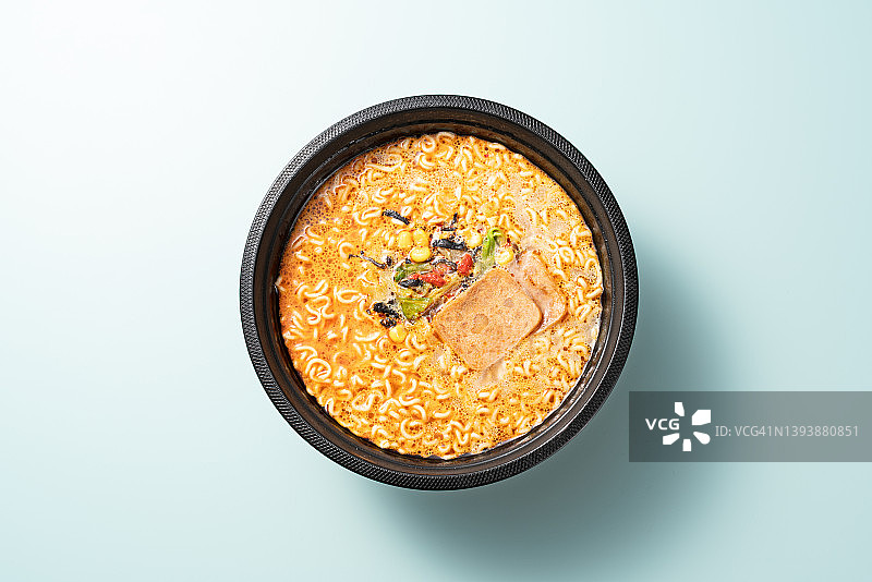 一次性碗中的预制方便面汤图片素材