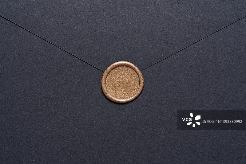 黑色信封，带有青铜色蜡封图片素材