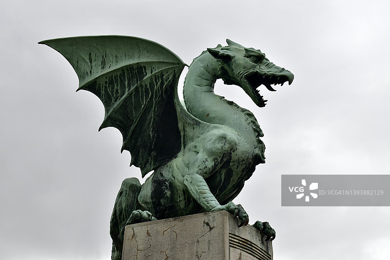 斯洛文尼亚卢布尔雅那的龙桥上的龙雕像图片素材
