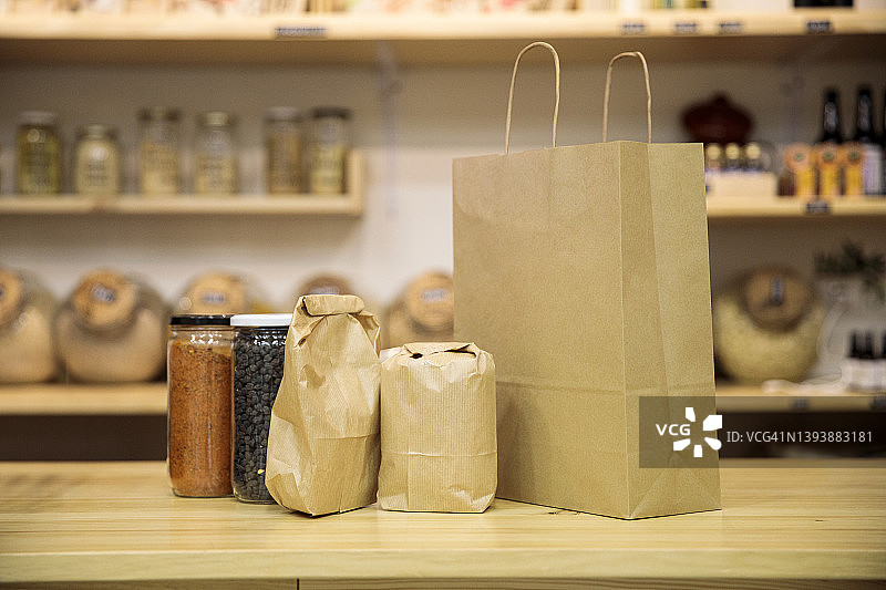 有机商店中的外卖纸箱包装图片素材