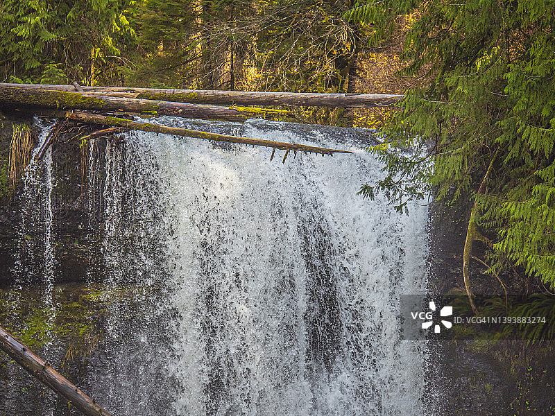 瀑布边缘图片素材