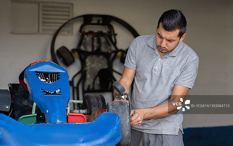 汽车修理工在汽车修理厂修理卡丁车图片素材