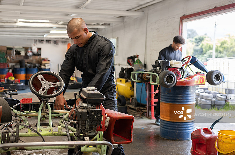 修理工在汽车修理厂修理卡丁车图片素材